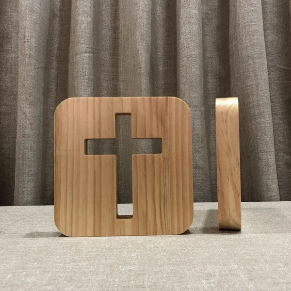 Lámpara en forma de Cruz de Jesús 3D de madera - Image 4